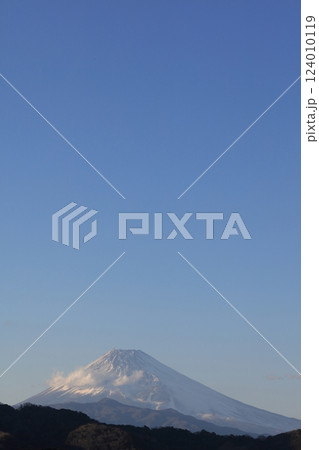 伊豆の長岡温泉から見た冬の富士山夕景 124010119