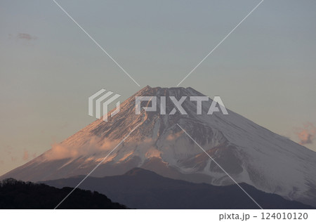 伊豆の長岡温泉から見た冬の富士山夕景 伊豆の長岡温泉から見た冬の富士山夕景 124010120