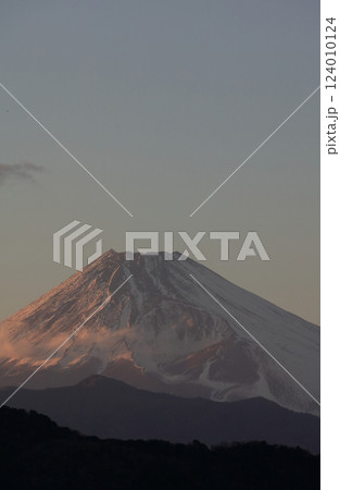 伊豆の長岡温泉から見た冬の富士山夕景 伊豆の長岡温泉から見た冬の富士山夕景 124010124