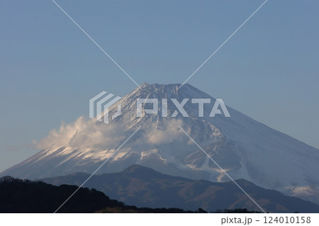 伊豆の長岡温泉から見た冬の富士山夕景 124010158