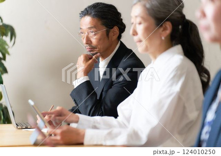 セミナーを受講するシニア男性 124010250