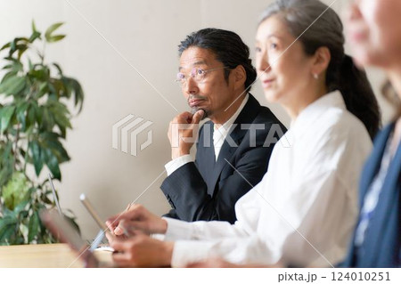 セミナーを受講する中高年の男女 124010251