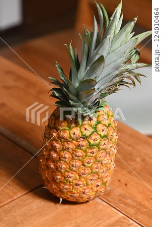 トロピカルフルーツとして人気の新鮮なパイナップル 124010464