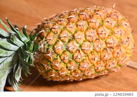 トロピカルフルーツとして人気の新鮮なパイナップル 124010465
