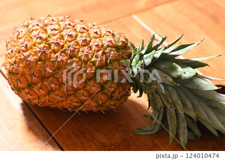 トロピカルフルーツとして人気の新鮮なパイナップル 124010474