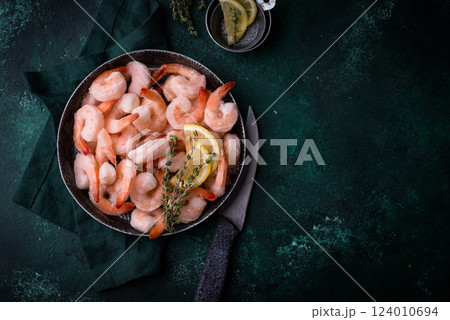Frozen uncooked prawns or shrimps with lemon Frozen uncooked prawns or shrimps with lemon 124010694