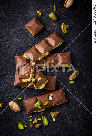 Dubai chocolate with kadayif pistachio filling 124010863