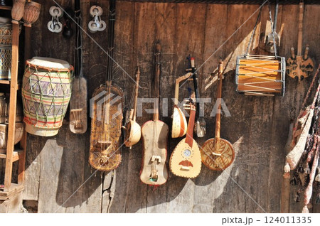 モロッコ、フェズ、メディナ（旧市街）、楽器店、民族楽器 124011335