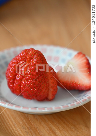 栄養素が豊富な甘酸っぱい美味しい赤いイチゴ 124011732