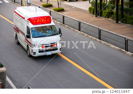 センターラインを越えて緊急走行する救急車 センターラインを越えて緊急走行する救急車 124011847