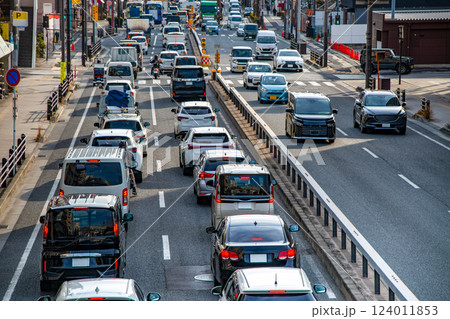帰宅ラッシュで渋滞する国道の車列 124011853