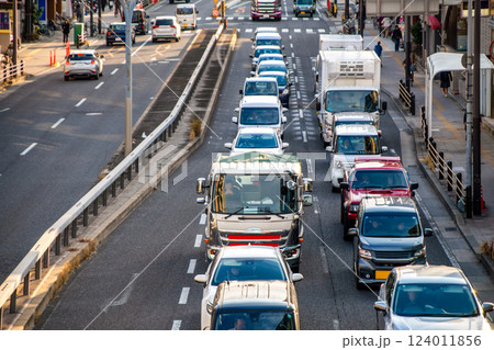 帰宅ラッシュで渋滞する国道の車列 124011856