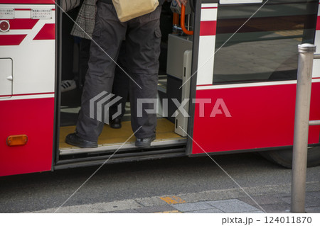 路線バスの乗降口 124011870