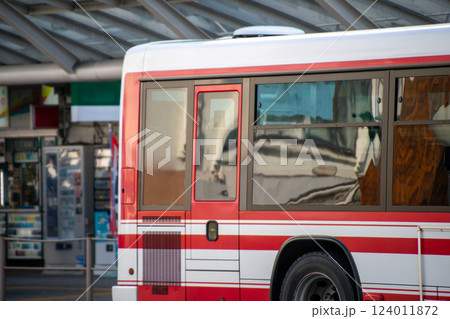 路線バスの後部非常出口 124011872