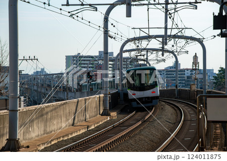 京阪寝屋川市駅から淀屋橋方面に向かう電車 京阪寝屋川市駅から淀屋橋方面に向かう電車 124011875