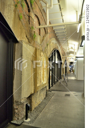 新橋駅の高架下空間OKUROJI 新橋駅の高架下空間OKUROJI 124011902