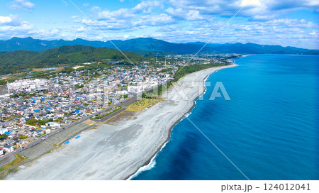 熊野の広大な砂利浜の七里御浜（三重県御浜町）をドローンで上空から撮影 124012041