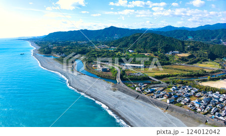 熊野の広大な砂利浜の七里御浜（三重県御浜町）をドローンで上空から撮影 124012042