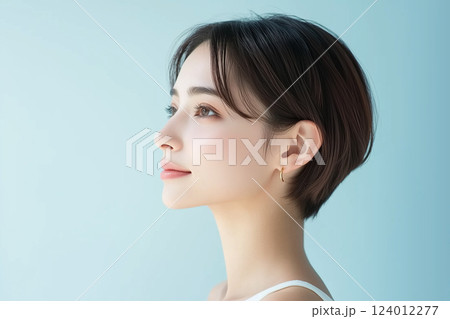 ショートヘアの若い女性の横顔 124012277