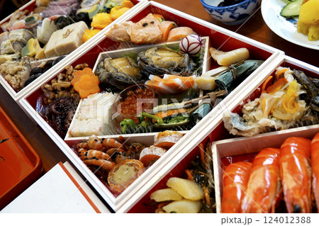 豪華なお節料理が並ぶ正月の食卓 豪華なお節料理が並ぶ正月の食卓 124012388