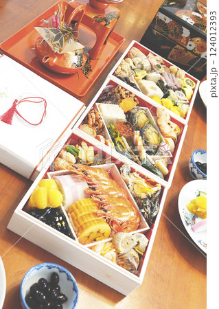 豪華なお節料理が並ぶ正月の食卓 豪華なお節料理が並ぶ正月の食卓 124012393