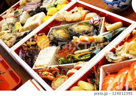豪華なお節料理が並ぶ正月の食卓 豪華なお節料理が並ぶ正月の食卓 124012395