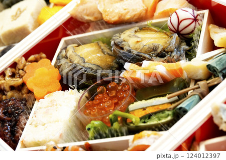 豪華なお節料理が並ぶ正月の食卓 豪華なお節料理が並ぶ正月の食卓 124012397