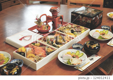 豪華なお節料理が並ぶ正月の食卓 豪華なお節料理が並ぶ正月の食卓 124012411