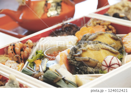 豪華なお節料理が並ぶ正月の食卓 豪華なお節料理が並ぶ正月の食卓 124012421