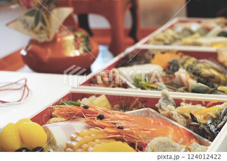 豪華なお節料理が並ぶ正月の食卓 豪華なお節料理が並ぶ正月の食卓 124012422