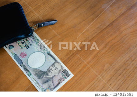 旧一万円札と黒い財布、家計管理のイメージ 旧一万円札と黒い財布、家計管理のイメージ 124012583