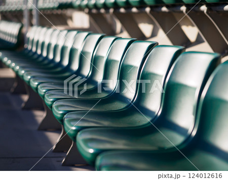 スタジアムのたくさん並んだ観客席 124012616