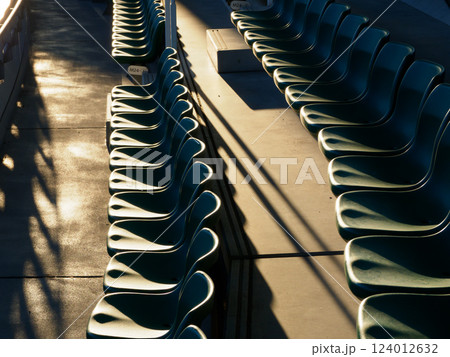スタジアムのたくさん並んだ観客席 124012632