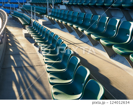 スタジアムのたくさん並んだ観客席 124012634