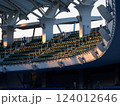 スタジアムのたくさん並んだ観客席 124012646