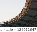 スタジアムのたくさん並んだ観客席 124012647