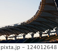 スタジアムのたくさん並んだ観客席 124012648
