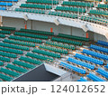 スタジアムのたくさん並んだ観客席 124012652