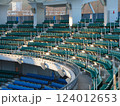 スタジアムのたくさん並んだ観客席 124012653