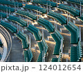 スタジアムのたくさん並んだ観客席 124012654