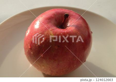 水滴のついたりんご 水滴のついたりんご 124012663