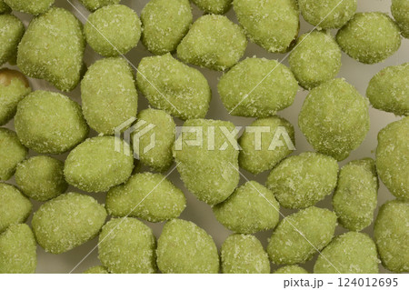 Wasabi-coated peanuts 124012695