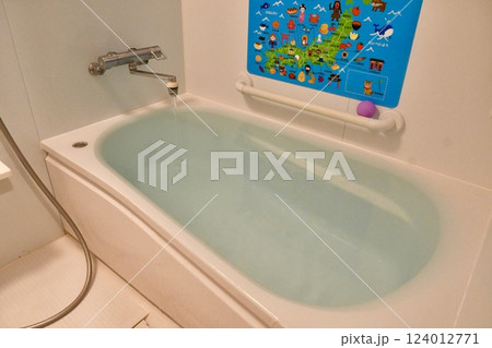 お湯を入れているのを忘れて溢れてしまった湯船 124012771