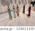 瓶からこぼれ出したカラフルな色鉛筆 124013100