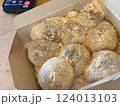 手作りの手作りクッキーを焼く 124013103