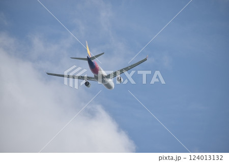 那覇空港から離陸した後、離れていく機体 124013132