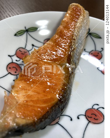 家庭で食べる「鮭の塩焼」 124013144