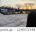 夕日に染まる公園の噴水 124013148