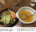 野菜のスープを煮込む 124013157