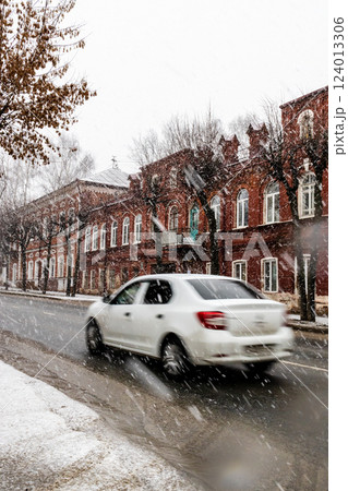 car on street in Kostroma city during snowfall 124013306